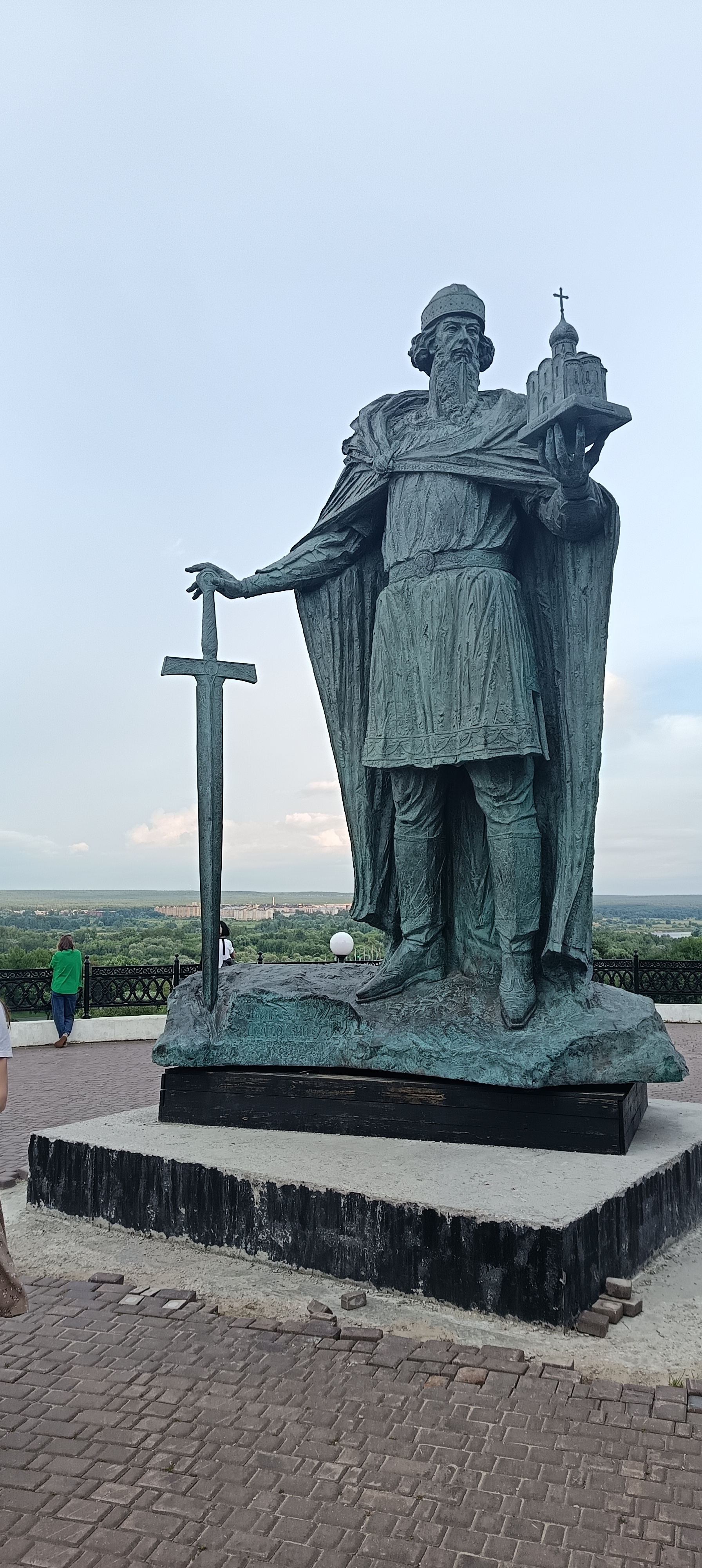 Бронзовая скульптура Юрию Долгорукому