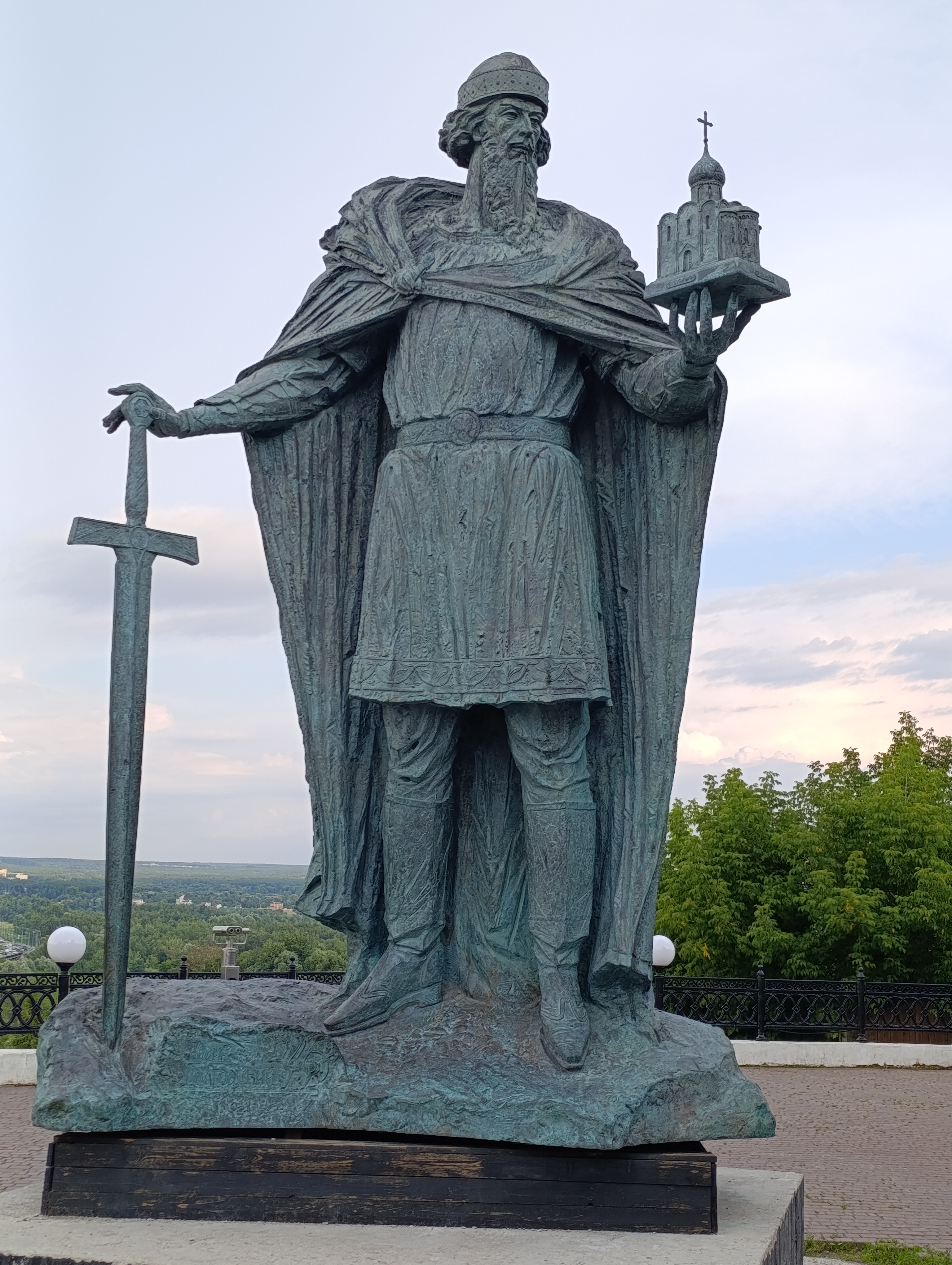 Бронзовая скульптура Юрию Долгорукому